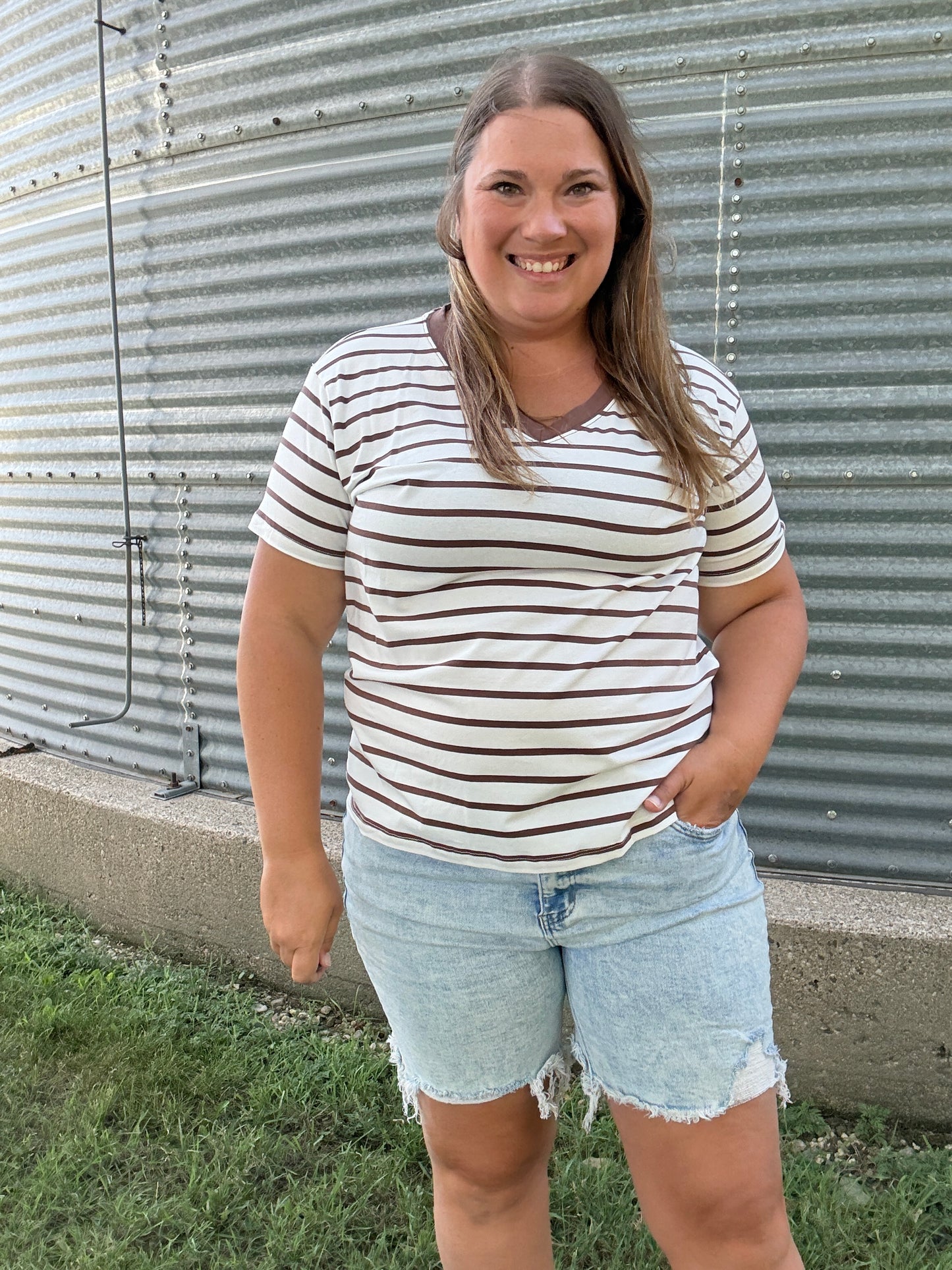 STRIPED VNECK TEE BROWN