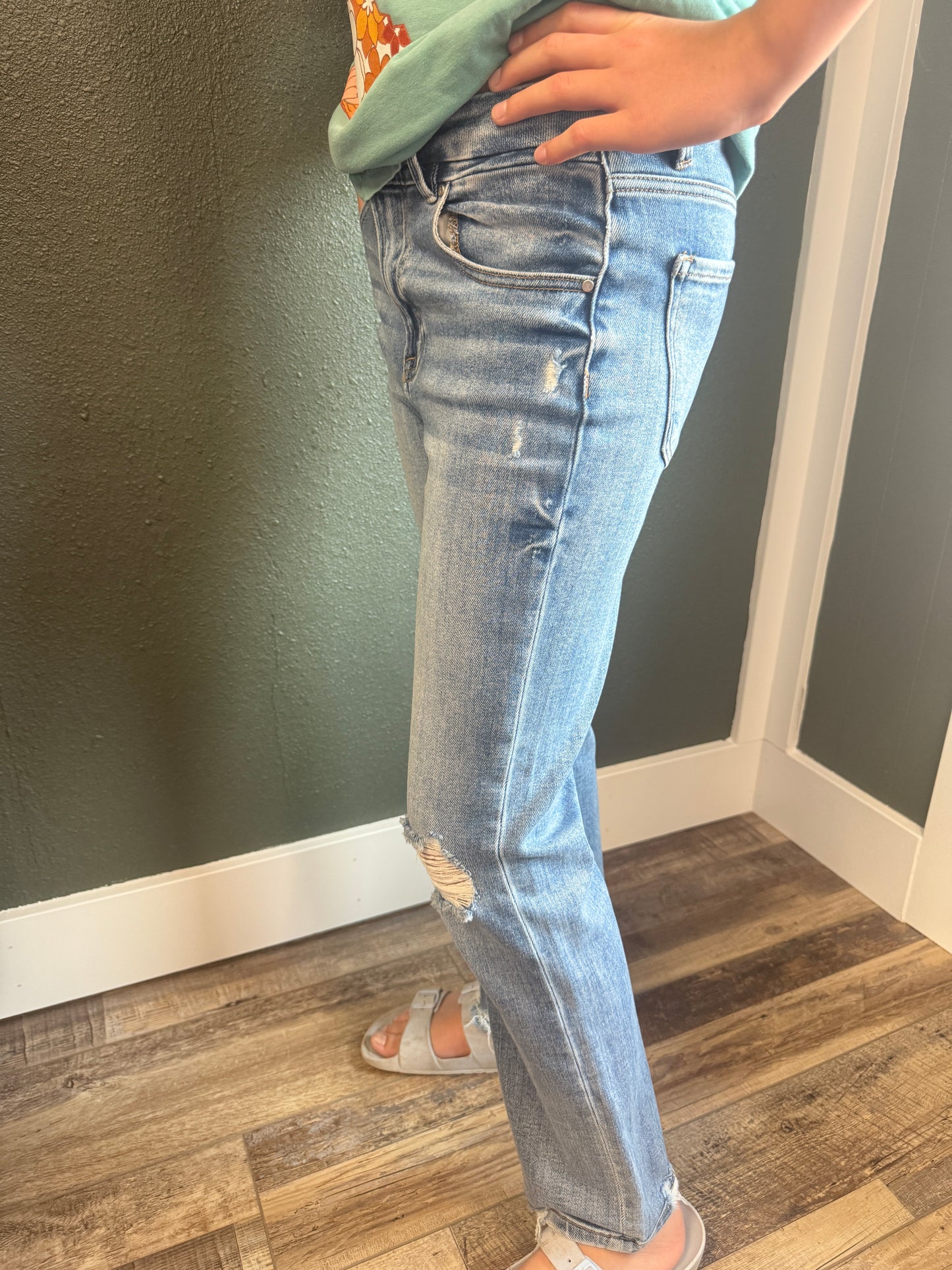 RISEN: HIGH RISE DISTRESSED ANKLE STRAIGHT JEANS RDP5783