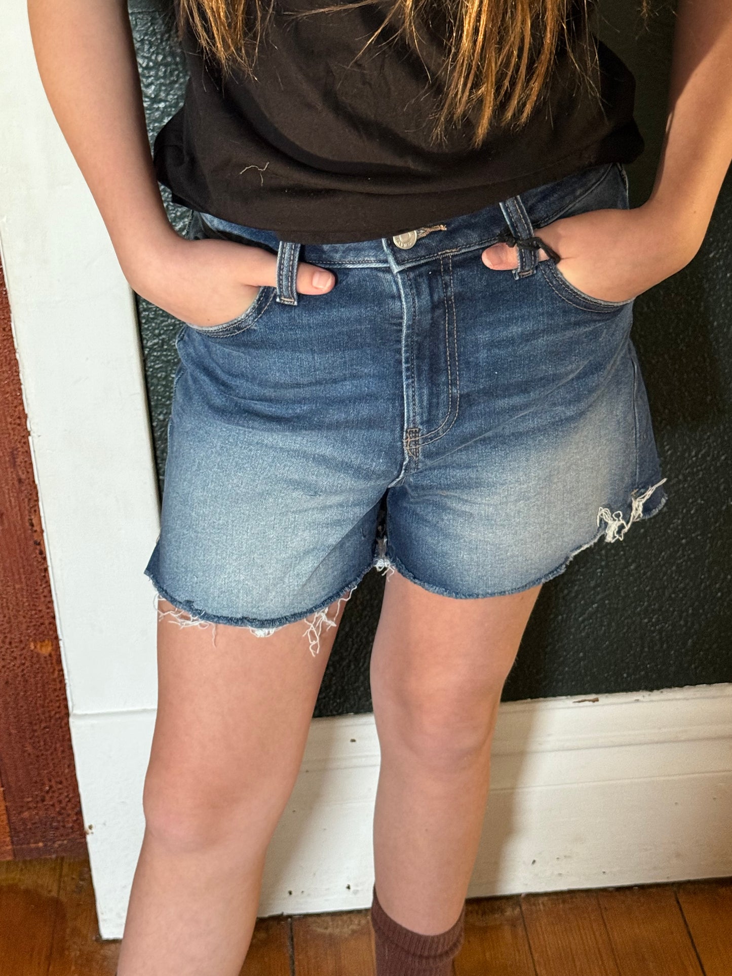 DISTRESSED HEM DENIM SHORT