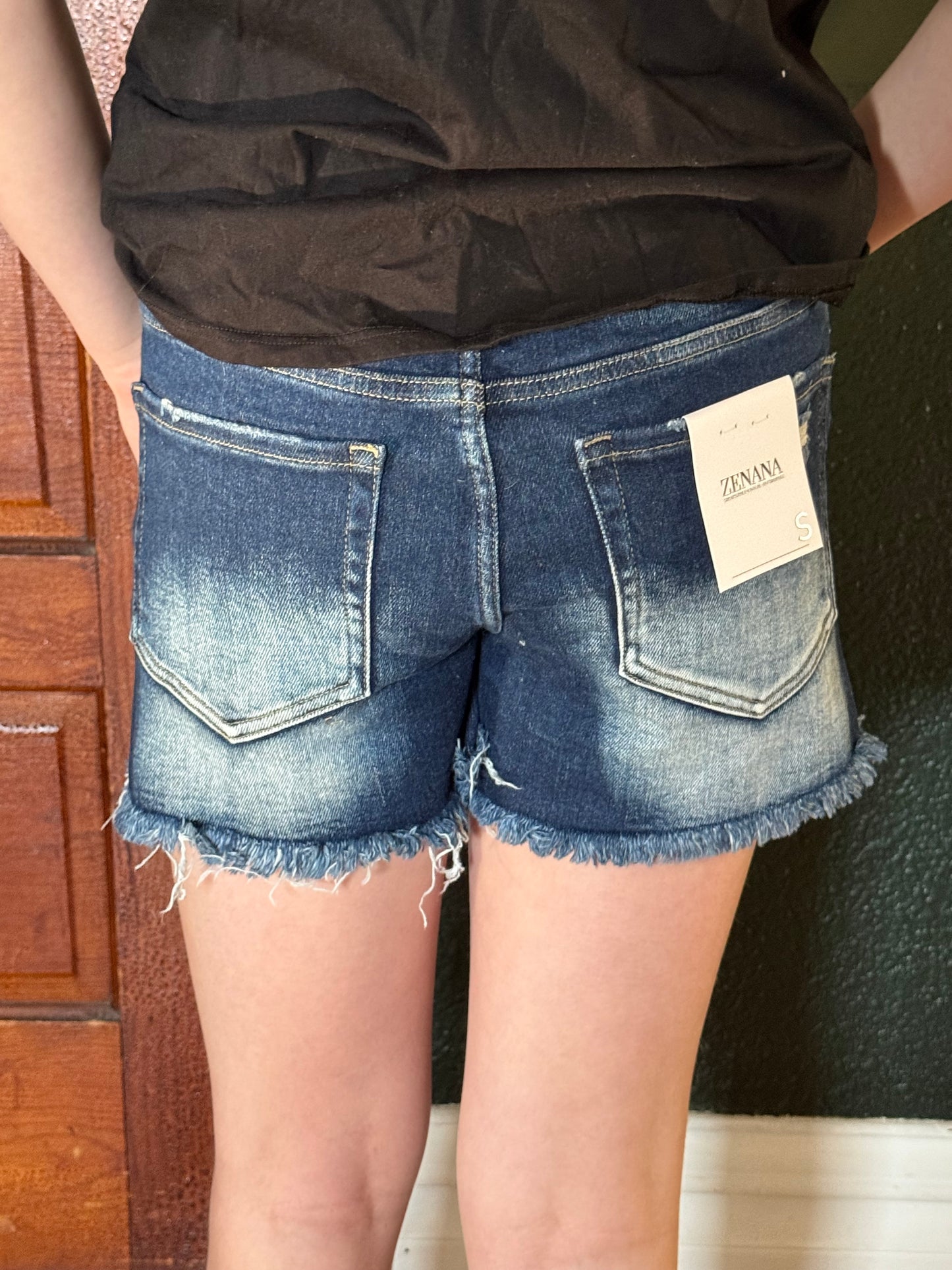 DARK WASH FRAYED HEM SHORT 9545