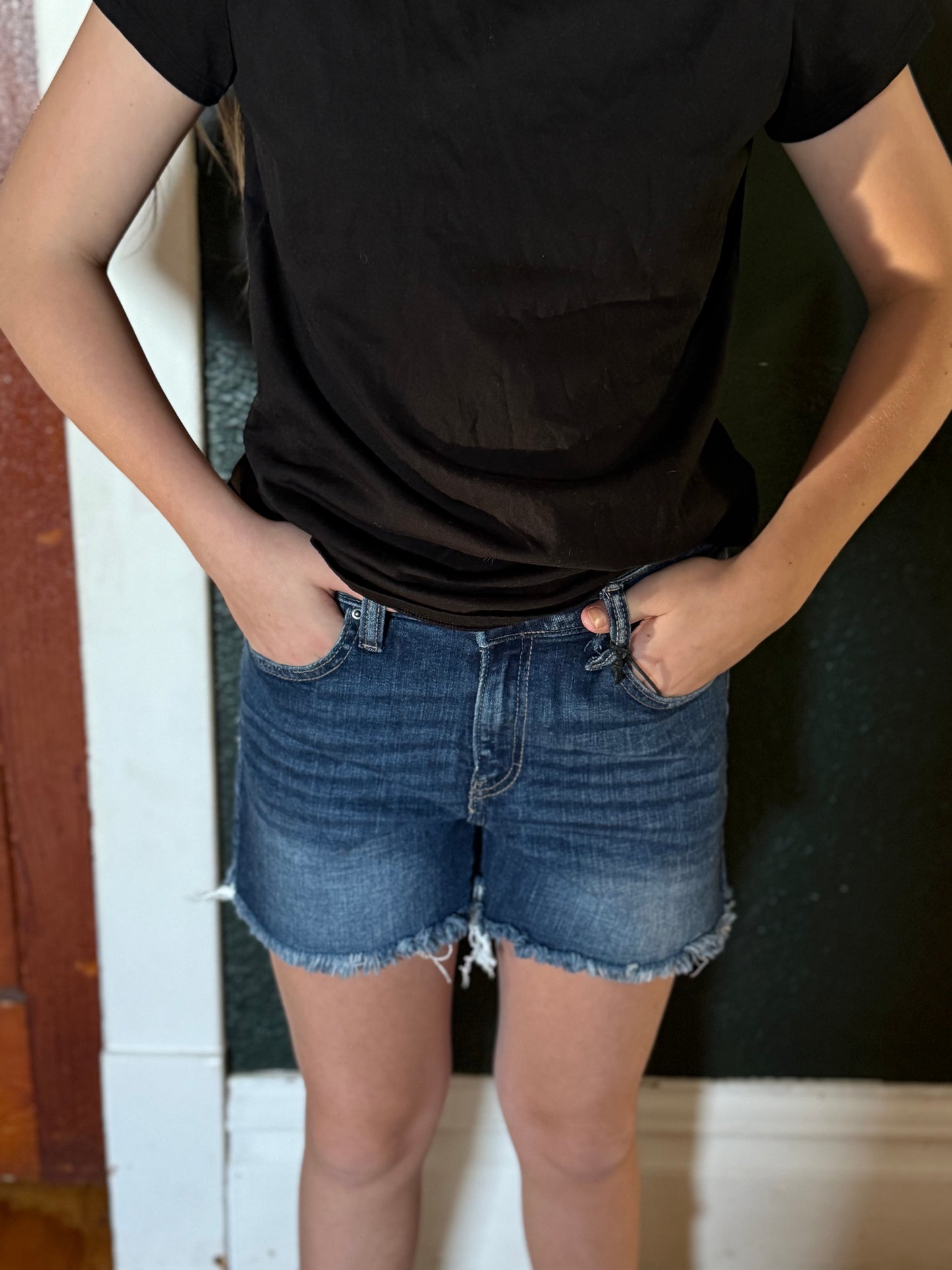 MID RISE RAW HEM SHORT