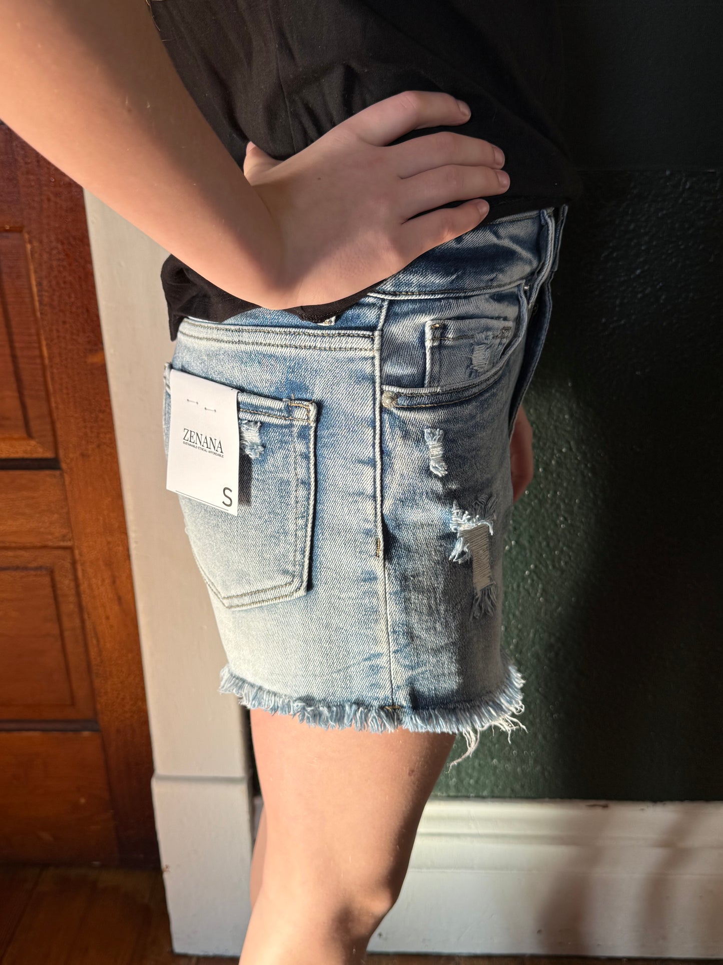 MEDIUM WASH FRAYED HEM SHORT 9545