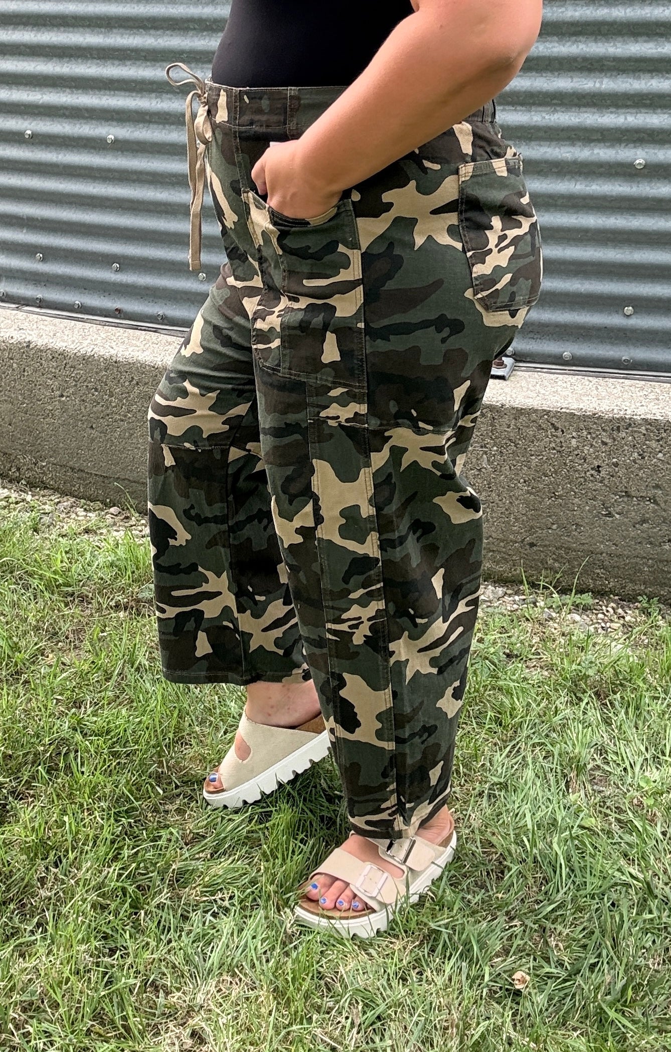RISEN: MID RISE FIT BARREL SLUNG PANTS PG21258X