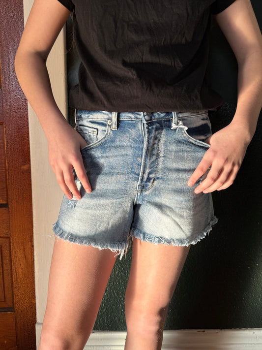 MEDIUM WASH FRAYED HEM SHORT 9545