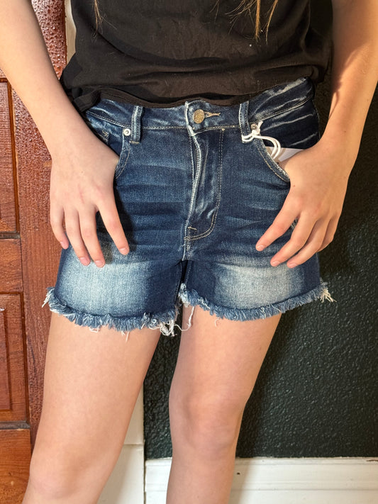 DARK WASH FRAYED HEM SHORT 9545