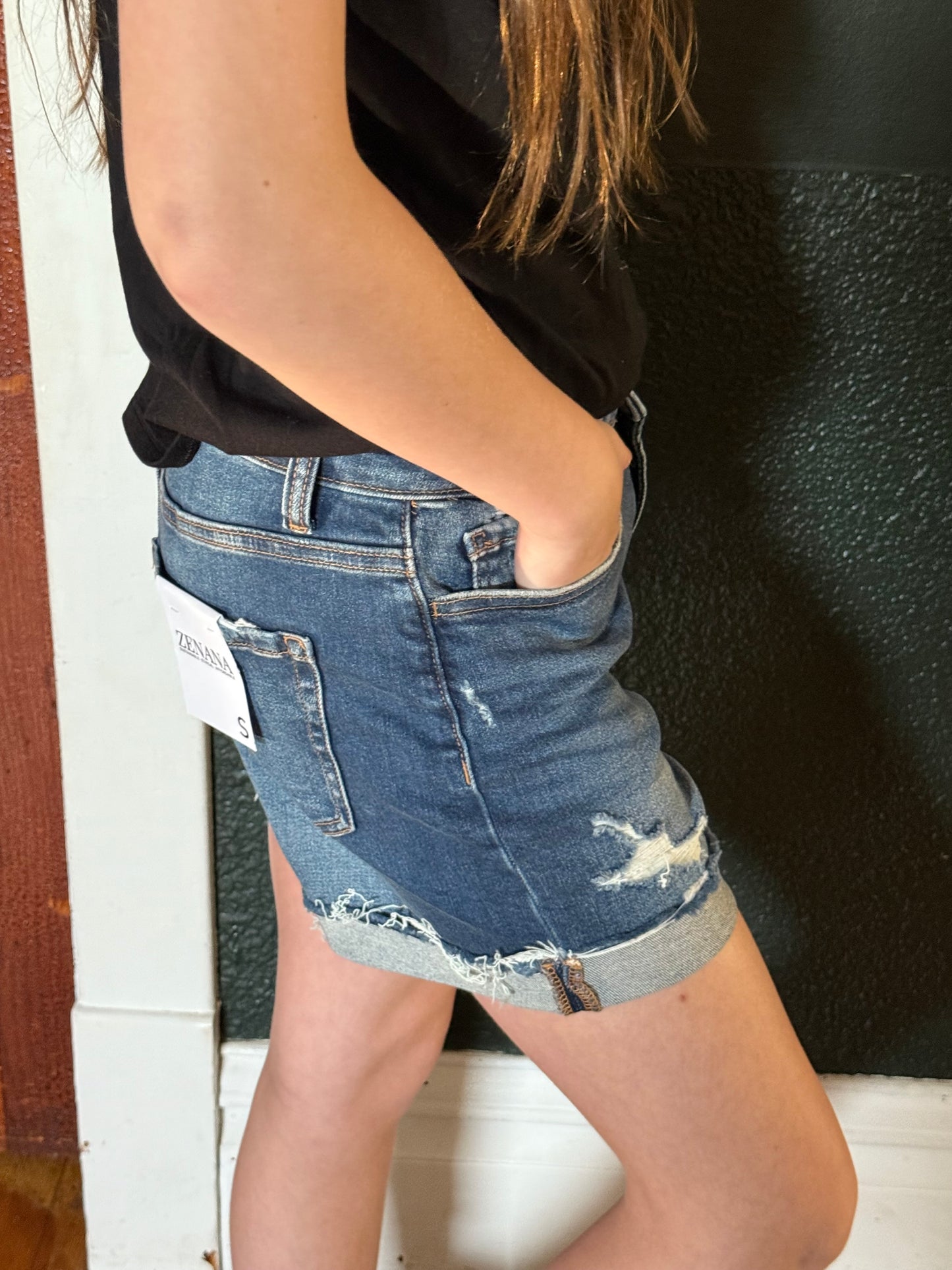 DISTRESSED CUFFED RAW HEM SHORT