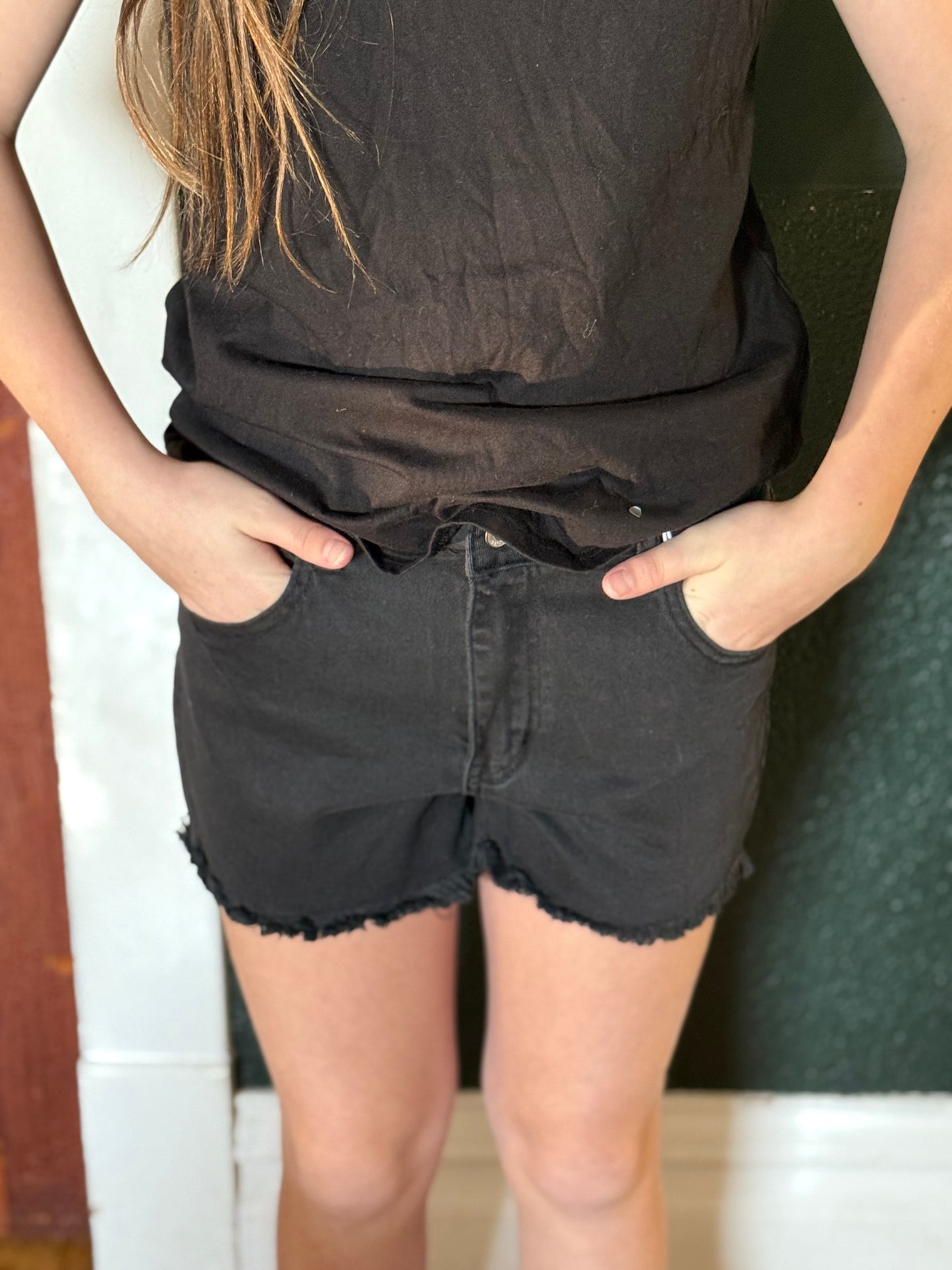 FRAYED CUTOFF HEM SHORT