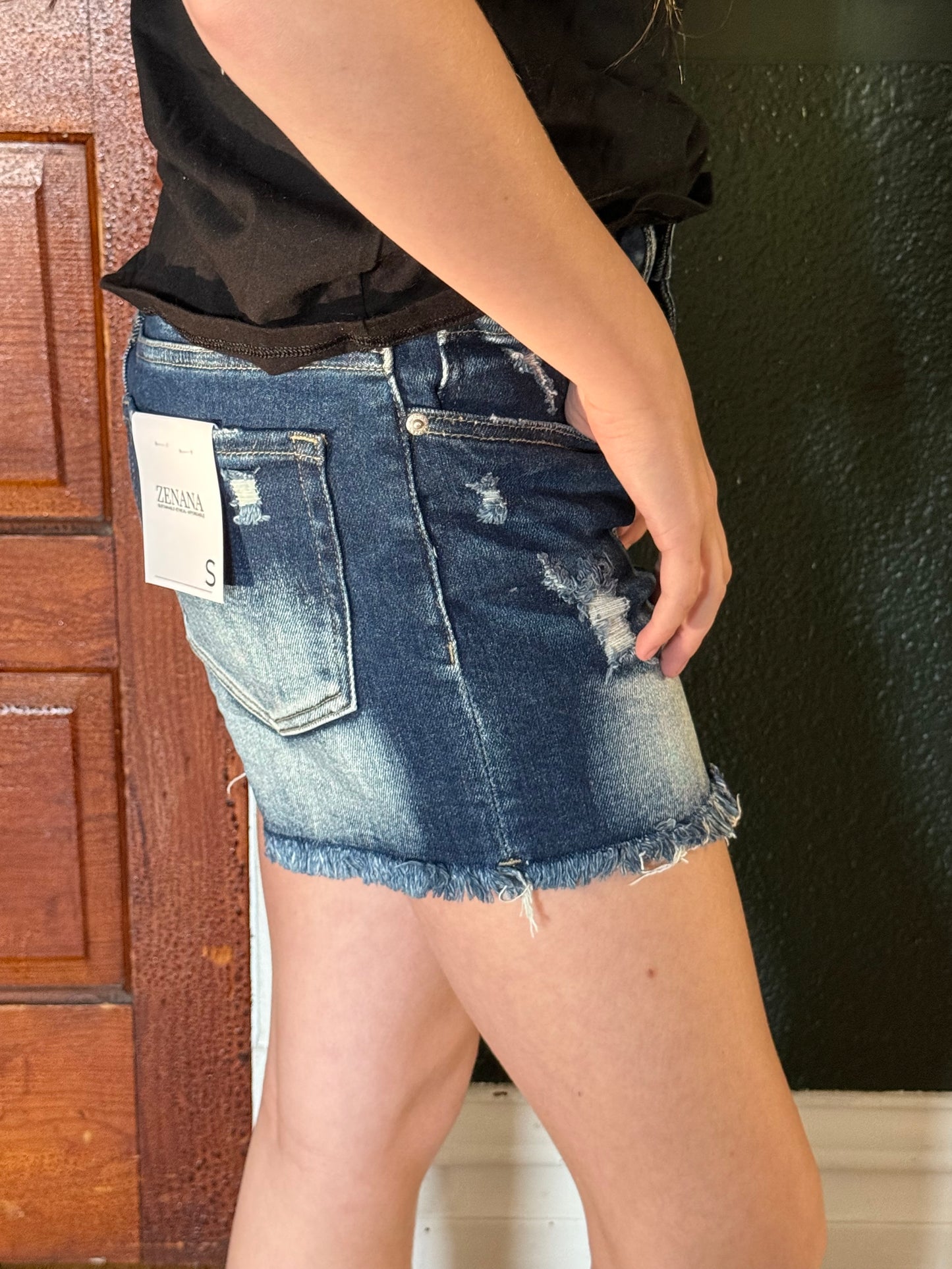 DARK WASH FRAYED HEM SHORT 9545