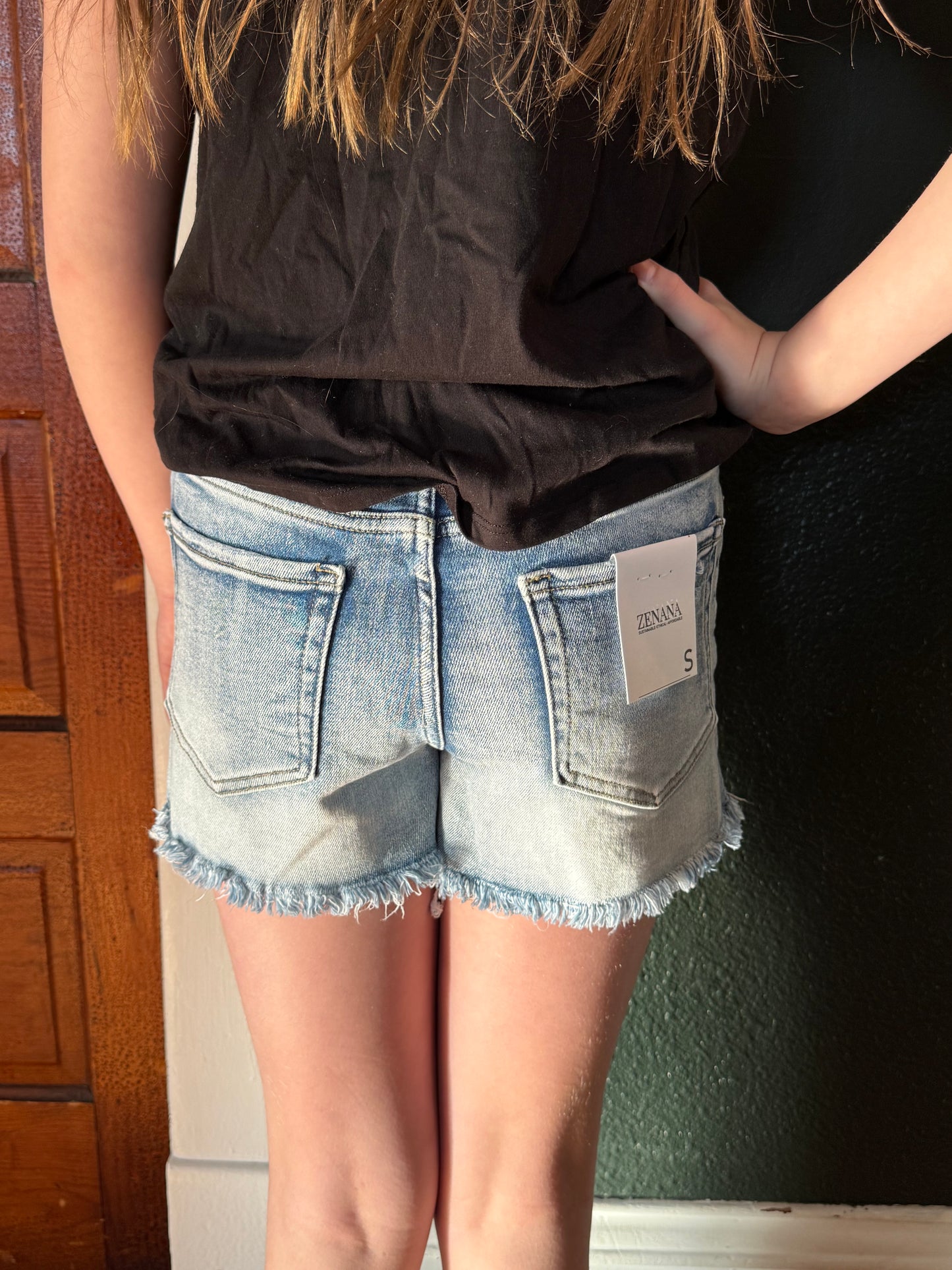 MEDIUM WASH FRAYED HEM SHORT 9545